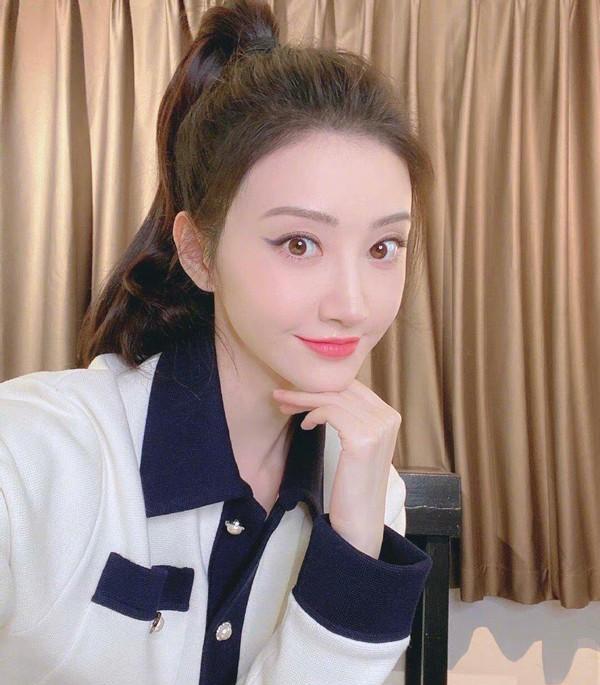 景甜真不像过了30的人高扎马尾跟少女一个样肤色白皙好晃眼