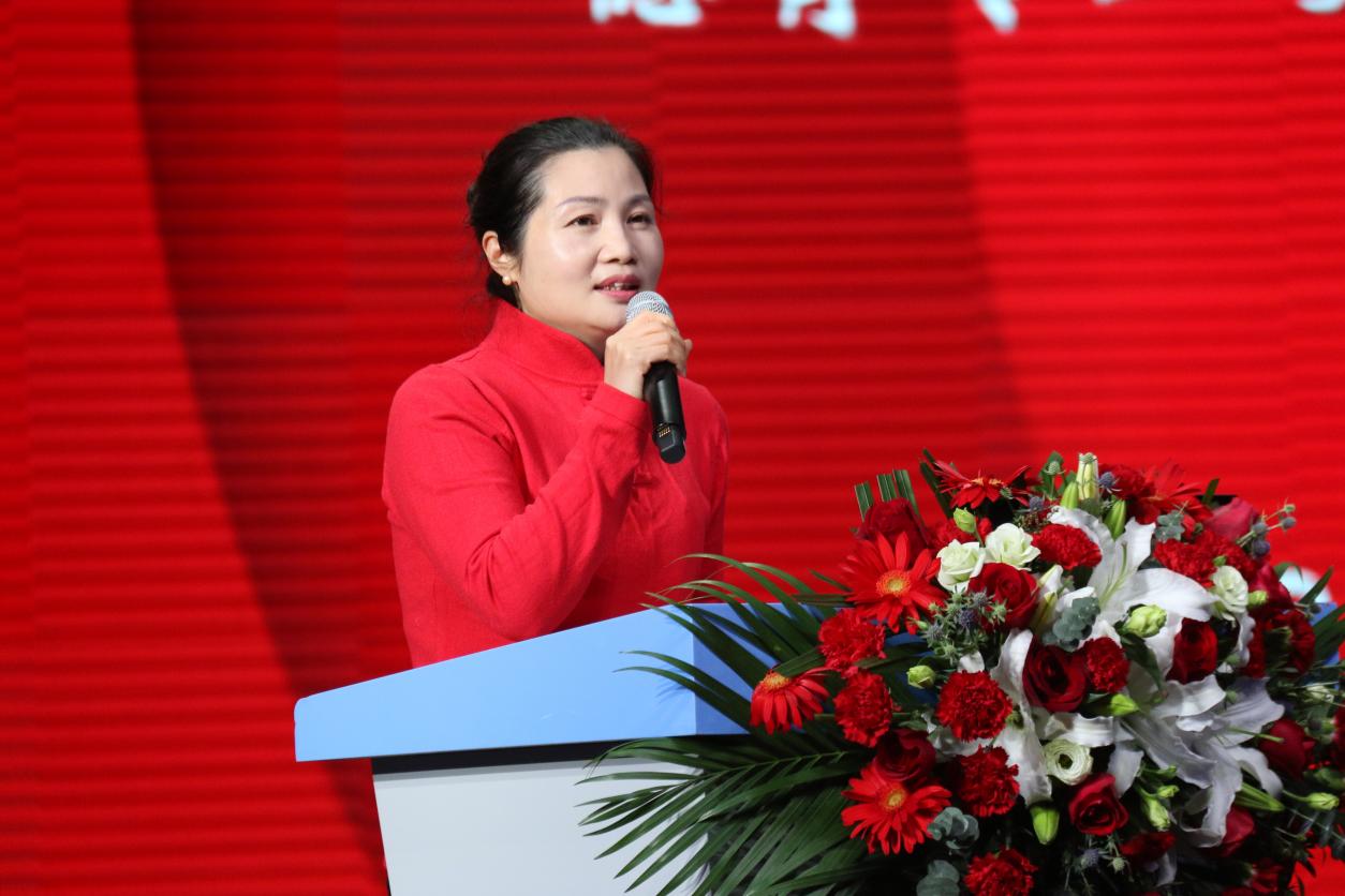 重庆市教育学会监事长粟梅讲话中,表达了对德育专委会的殷切期待,也