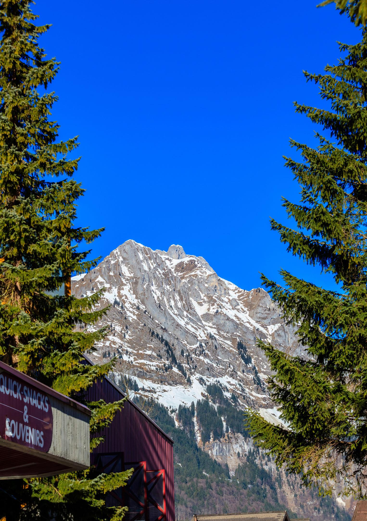 山脉西北接大兴安岭支脉伊勒呼里山,东南到松花江畔张广才岭北端