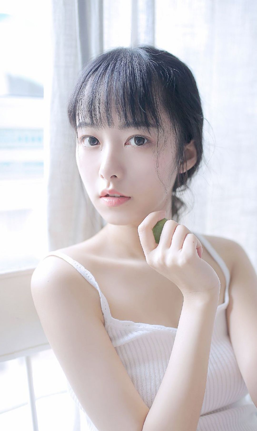 居家吊带美女手机壁纸