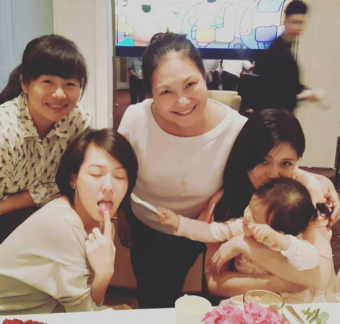 弃豪门独自养大3女儿,S妈曾遭丈夫外遇,感情经历不输女儿__财经头条