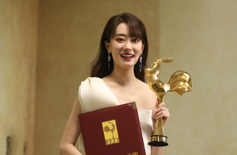 金鸡奖获奖名单引热议，张小斐张译拿下男女主角，贾玲最为可惜休闲区蓝鸢梦想 - Www.slyday.coM