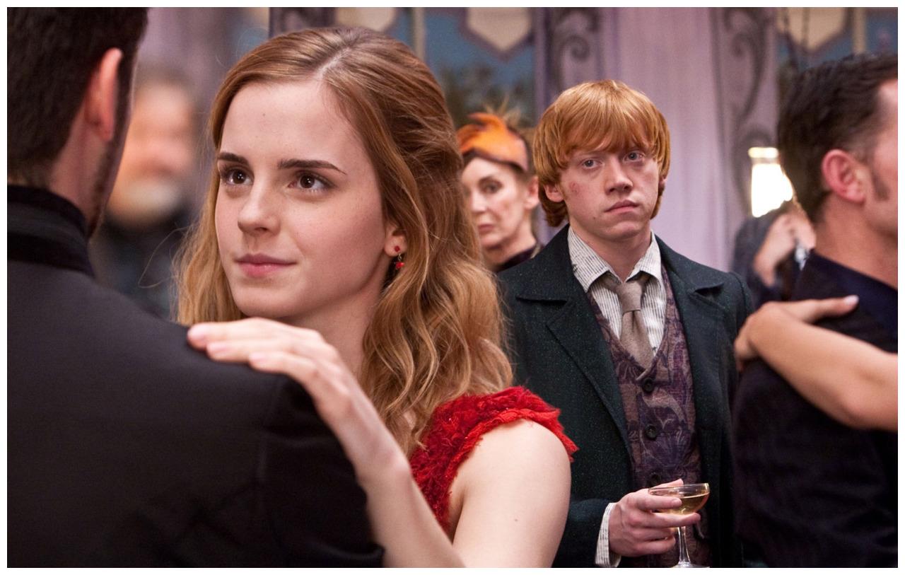 在比尔和芙蓉的婚礼上,赶来参加婚礼的克鲁姆再次邀请赫敏共舞,罗恩