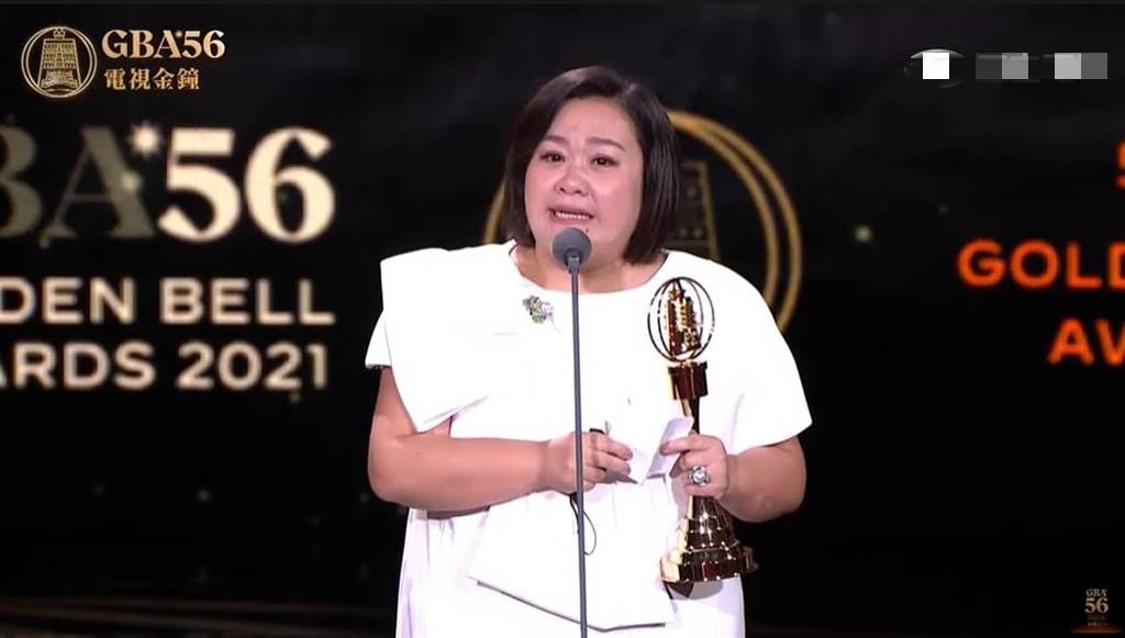 49岁钟欣凌夺得金钟视后一上台就爆哭