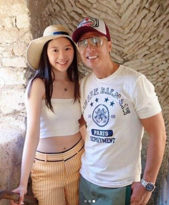 甄子丹18岁女儿近照曝光遗传妈妈好基因长相甜美才艺出众