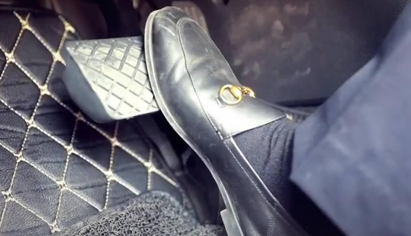 大脚踩油门和温柔踩油门哪个更伤车?修车工:很多人都搞错了