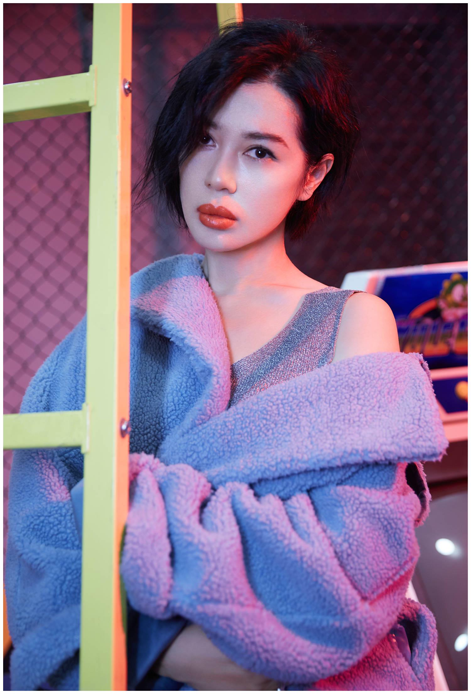 曾把黄渤吻到害臊与导演同居12年后被抛弃如今身价40亿仍单身