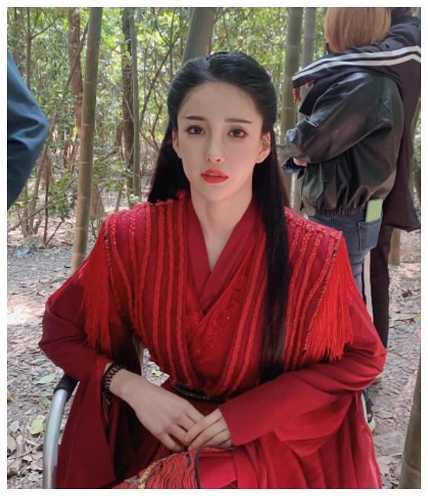 网红转战演艺圈彭十六拍摄古装身穿铠甲化身女将军