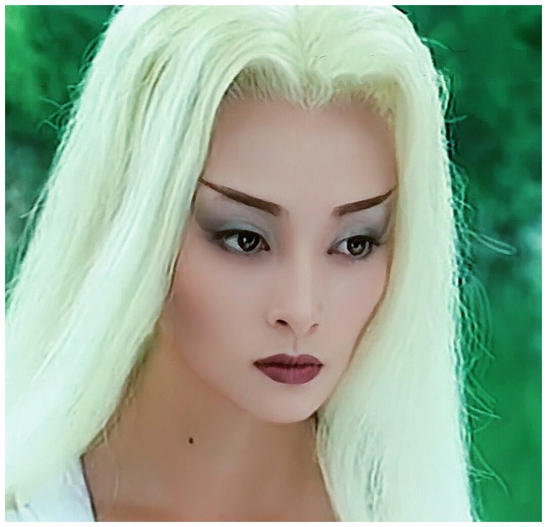 白发魔女蒋勤勤饰练霓裳