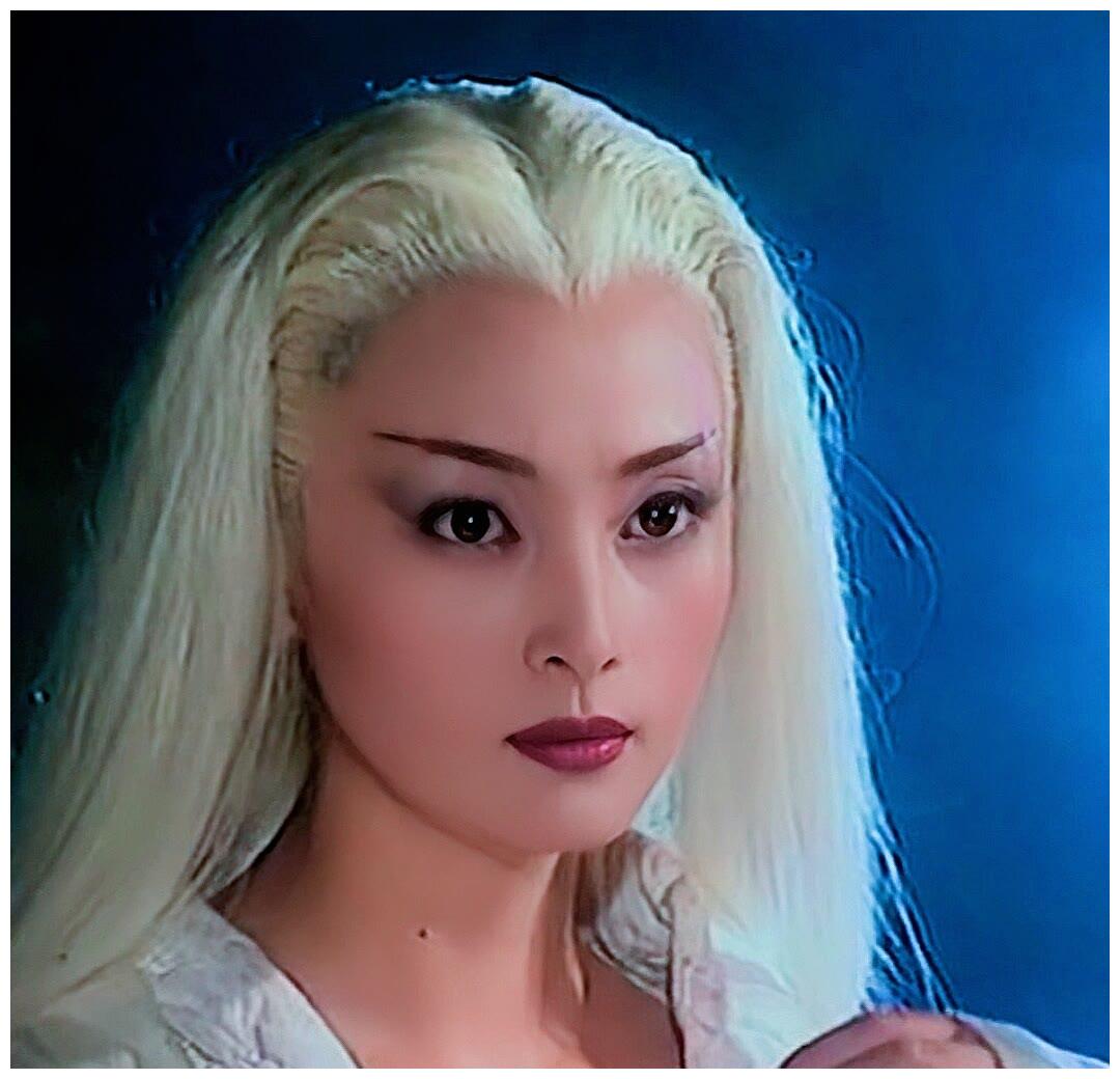 白发魔女蒋勤勤饰练霓裳