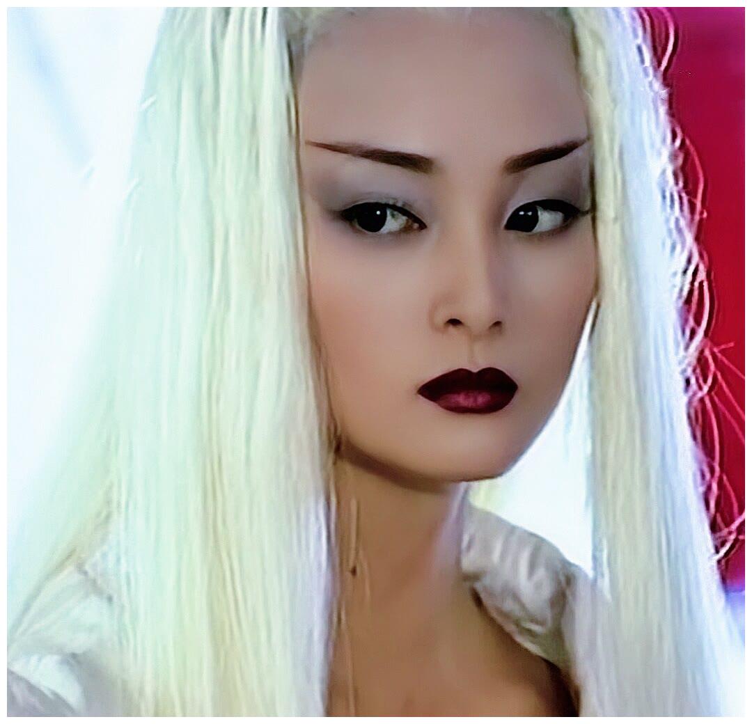 白发魔女蒋勤勤饰练霓裳