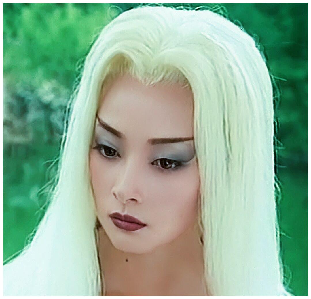 白发魔女蒋勤勤饰练霓裳