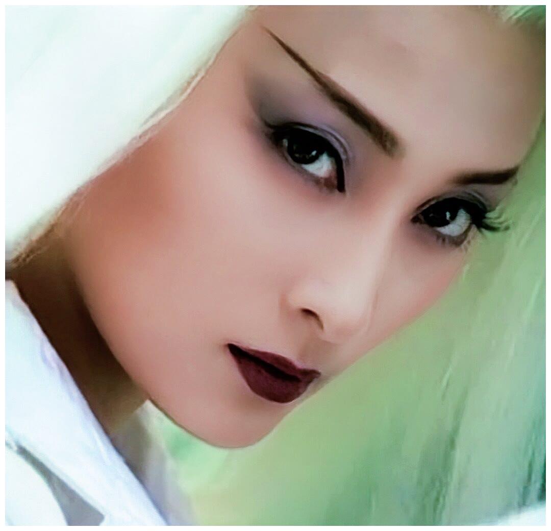 白发魔女蒋勤勤饰练霓裳