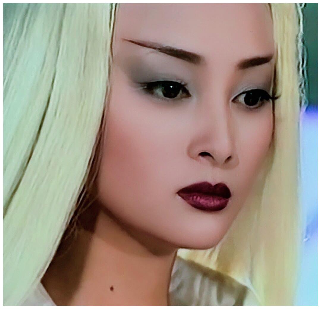 白发魔女蒋勤勤饰练霓裳