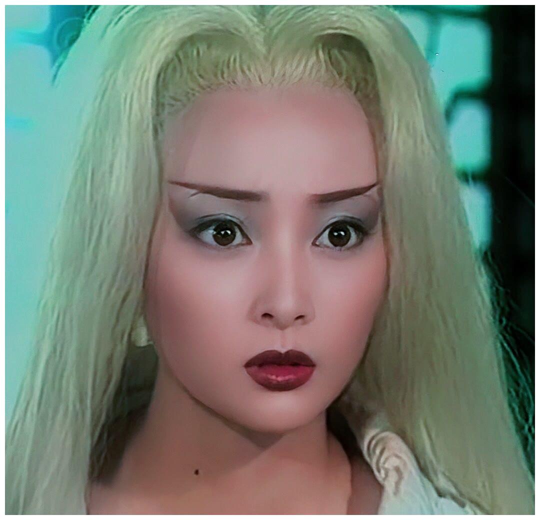 白发魔女蒋勤勤饰练霓裳