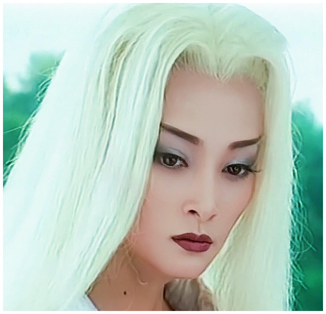白发魔女蒋勤勤饰练霓裳
