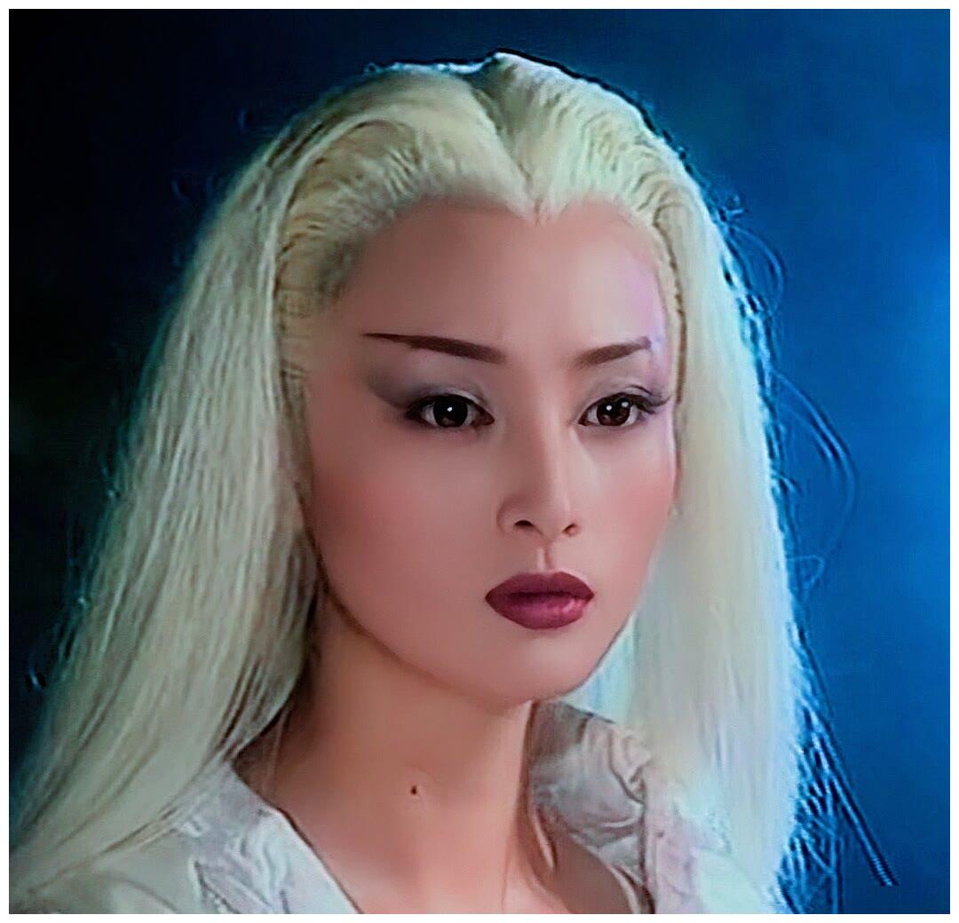 白发魔女蒋勤勤饰练霓裳