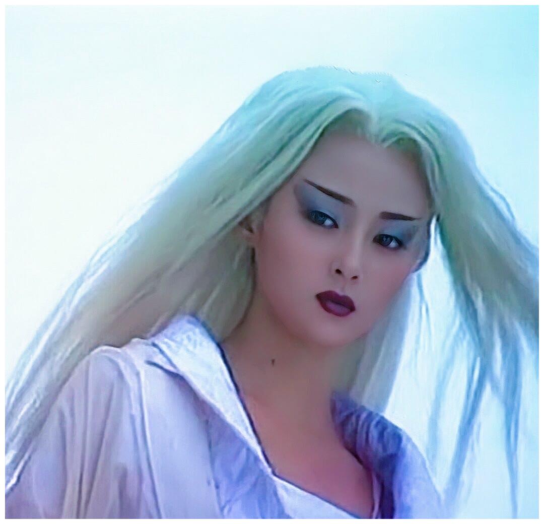 白发魔女蒋勤勤饰练霓裳