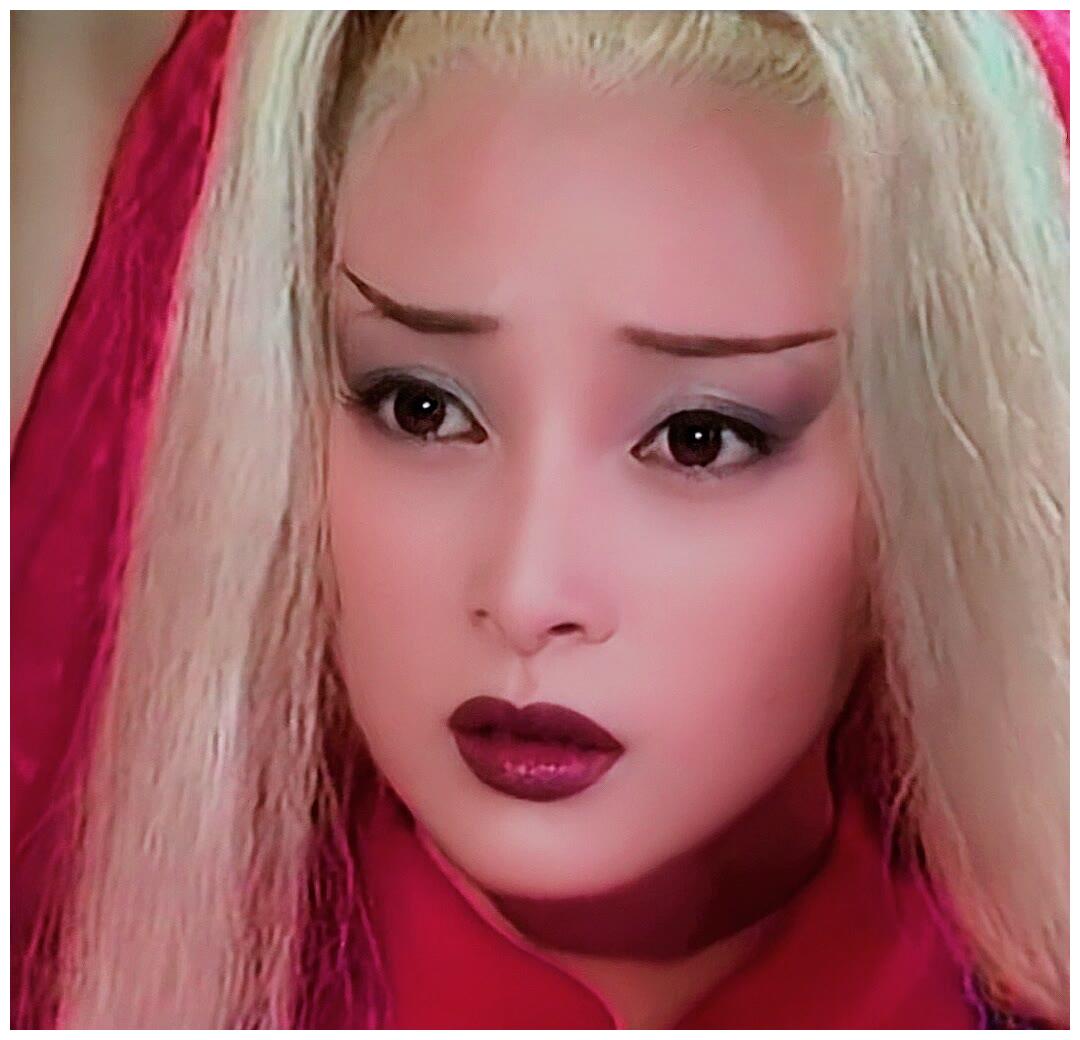 白发魔女蒋勤勤饰练霓裳