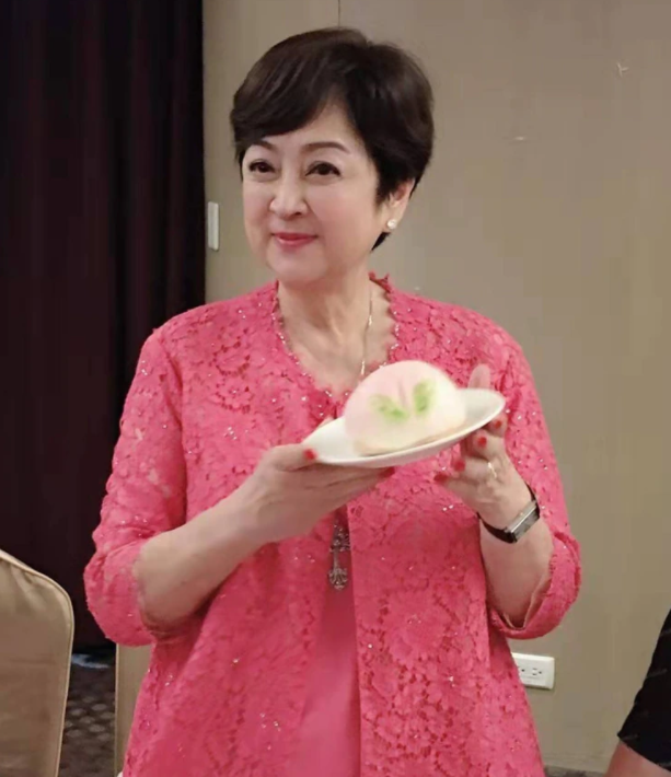 73岁甄珍近照曝光,为李行导演庆生,红光满面气色超好