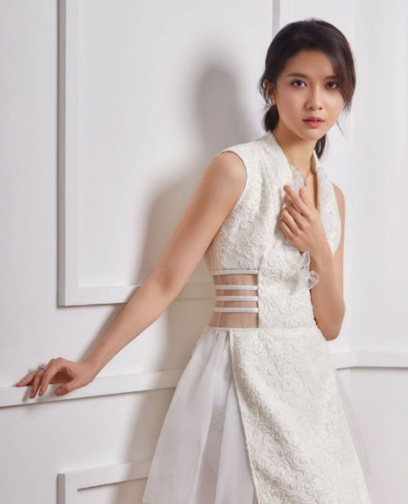 获得亚军,接著签约tvb,在《反黑路人甲》和《使徒行者3》中戏份不少