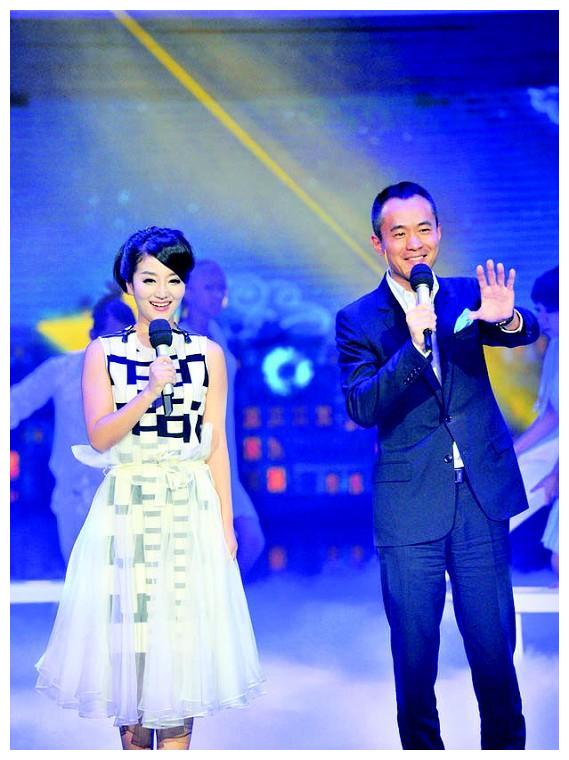 东方卫视主持人李菡嫁大10岁二婚男邱启明幸福恩爱令人羡慕