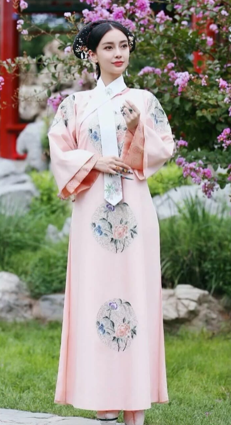 娱乐圈令人惊艳的女星古装全身照,你最喜欢哪个呢