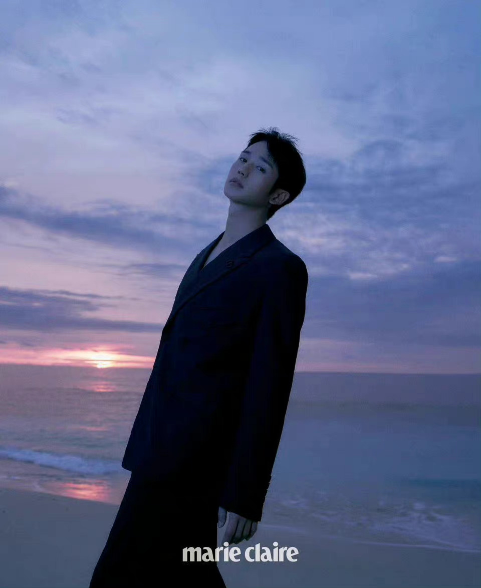 丁海寅 marie claire korea 2023年一月画报,黑色高领毛衣