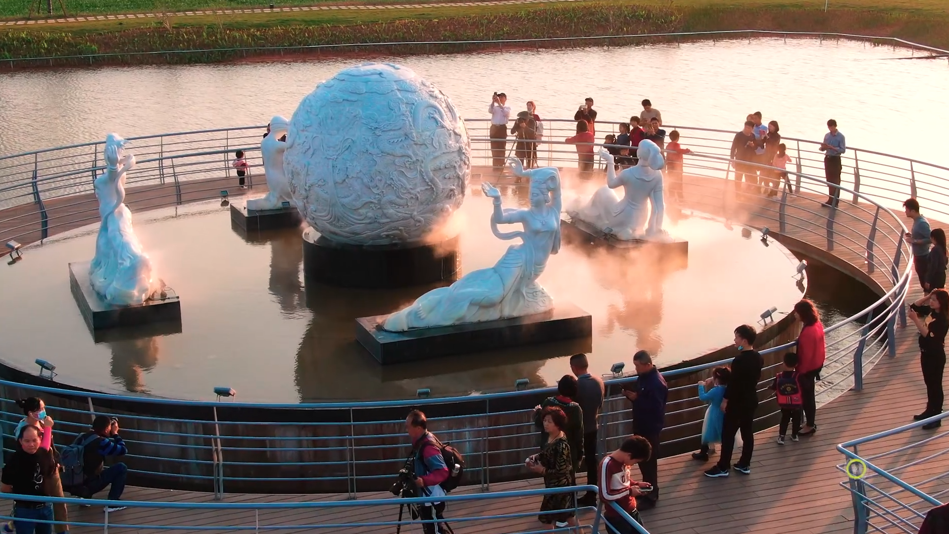 在福建漳州又一处网络打卡圣地,四仙女石雕与水仙花绽放不同的美