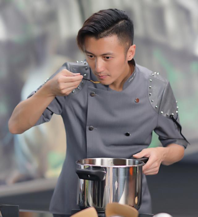 不会做饭的歌手并不是一位好厨师,熟悉谢霆锋的人都清楚,他的厨艺也是