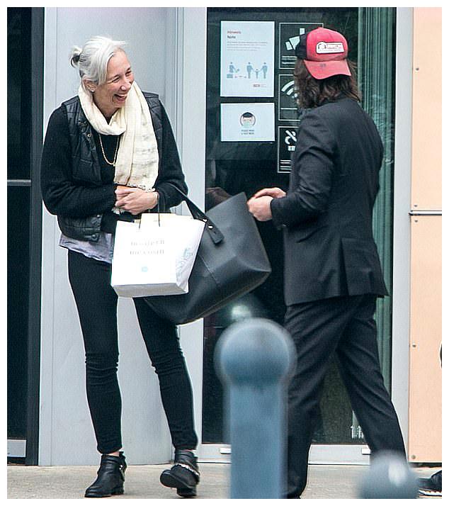 基努里维斯和女友面带笑容现身机场将继续拍摄黑客帝国4