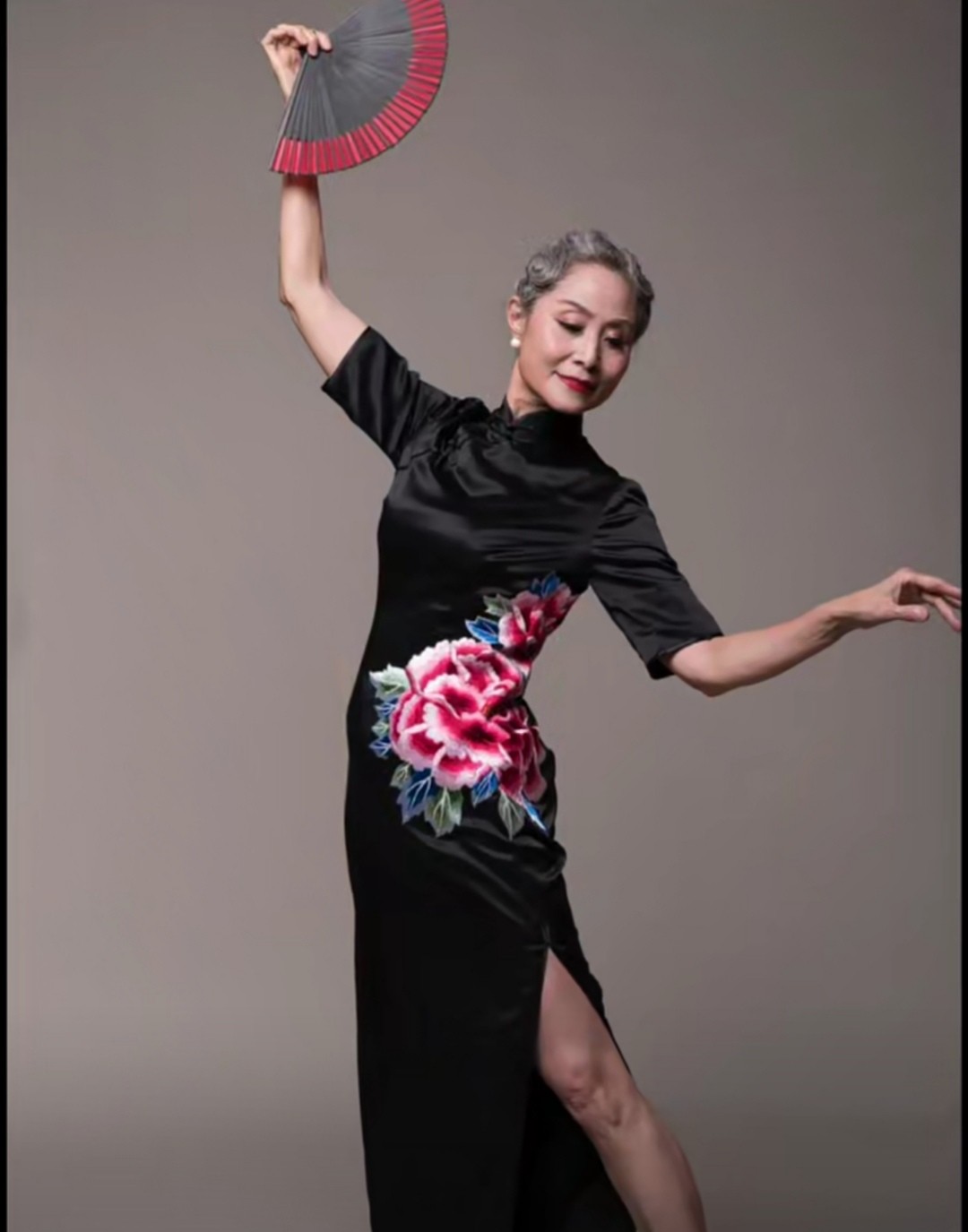 70岁奶奶穿牛仔踩高跟,时尚不输年轻人|牛仔|皱纹|时尚_新浪新闻