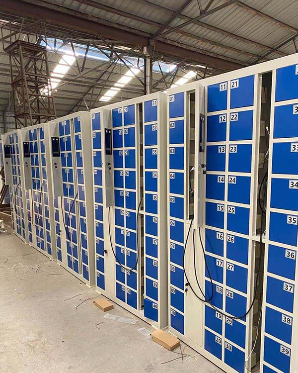 普遍应用于工厂车间存放员工手机等私人物品,手机柜内装有usb插口可