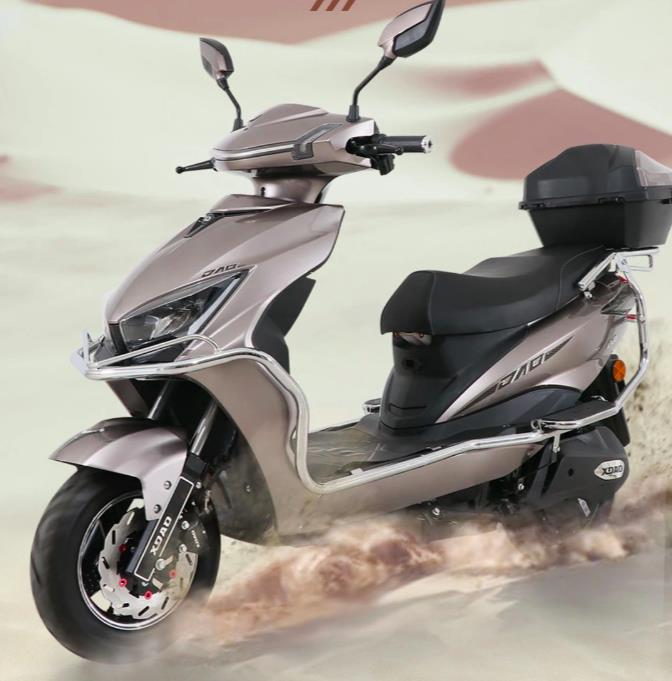 此外,雅迪锐速标配10寸加宽耐磨防扎真空轮胎,整车采用摩托车级加粗