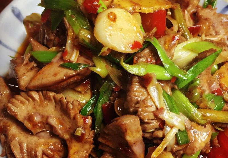 酸辣口感的一道菜肴对酸菜炒鸡肚进行制作过程也很简单