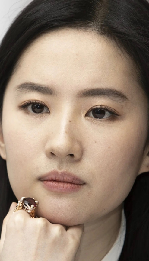 女星近脸照:杨紫稚嫩,赵丽颖欠佳,看到杨颖:怎么保养的?