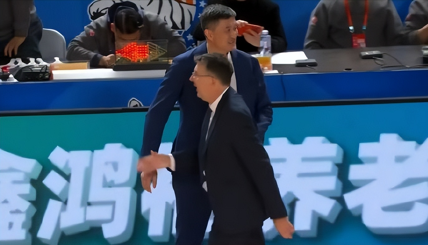 领先18分都能输！杜锋的“老寒腿组合”，到底在想什么？