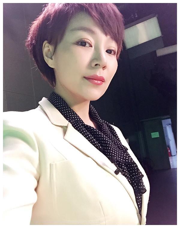 央视天气预报主持人王蓝一,女儿笑笑与妈妈很像,老公是谁已成谜