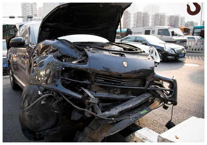 保时捷卡宴撞上比亚迪宋车主下车看到差距百万豪车这水平