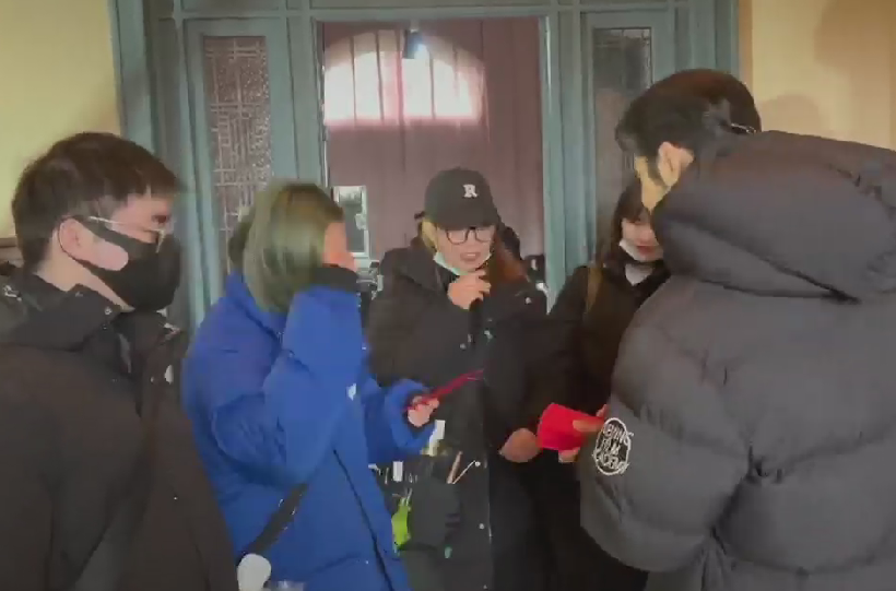黄晓明大年初二现身剧组，给上百号人发红包，点头弯腰被夸善良休闲区蓝鸢梦想 - Www.slyday.coM