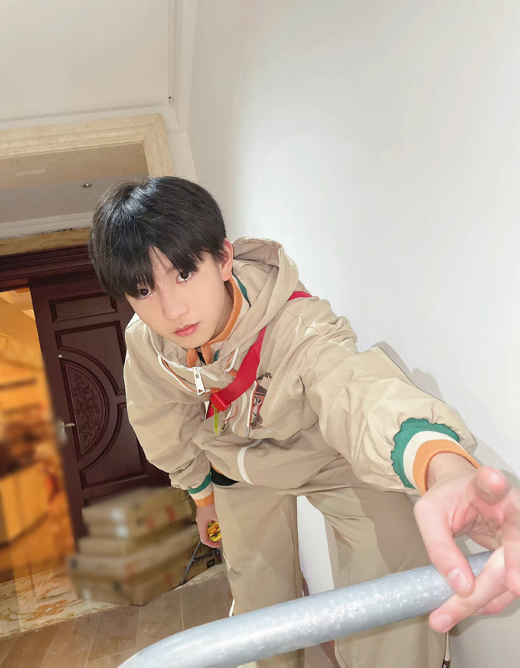 穆祉丞四宫格随拍!元气少年可可爱爱,展现帅气颜值_高清图集_新浪网