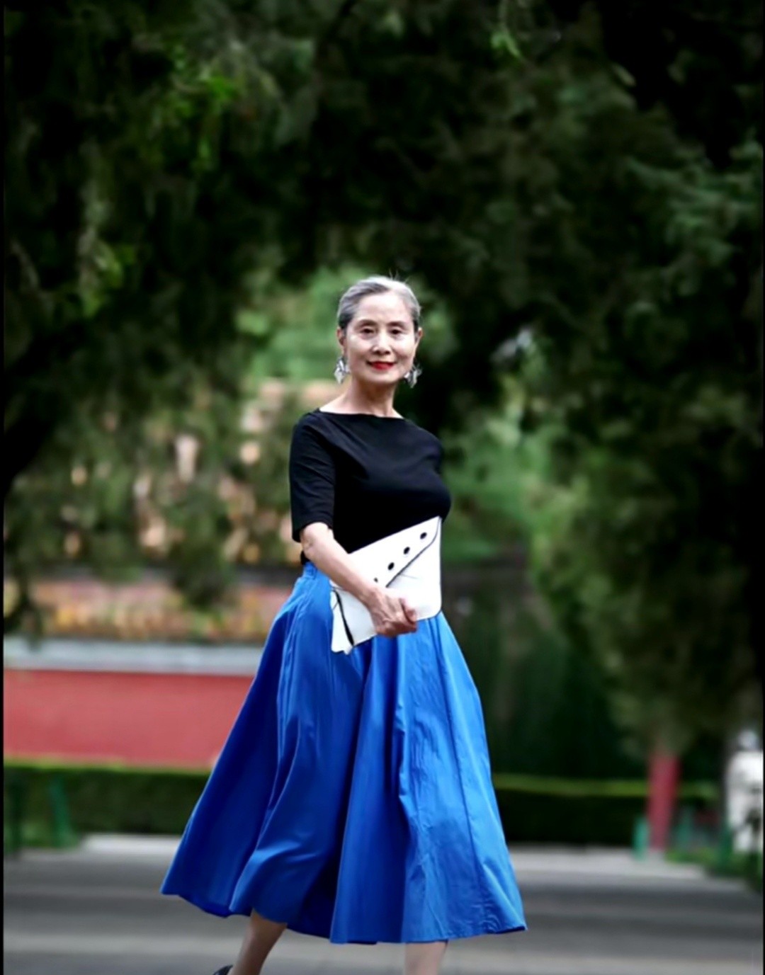 70岁奶奶穿牛仔踩高跟,时尚不输年轻人|牛仔|皱纹|时尚_新浪新闻