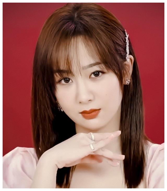 杨紫拍照本想扮可爱,动作做出来后自己都笑了,太汉子了吧