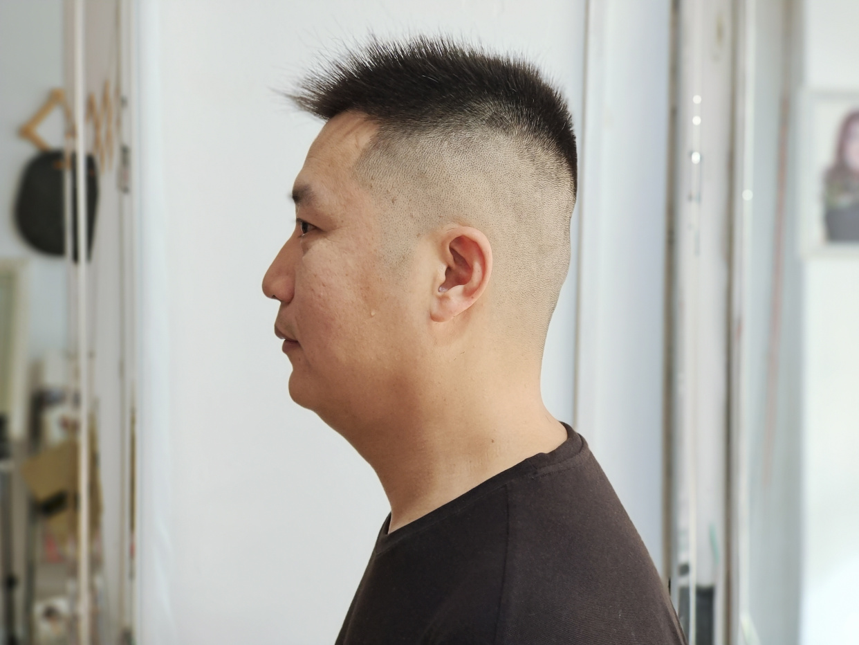 第12款属于碎寸头,周边直接推光光很干净很利落,让人一看就特别的舒服