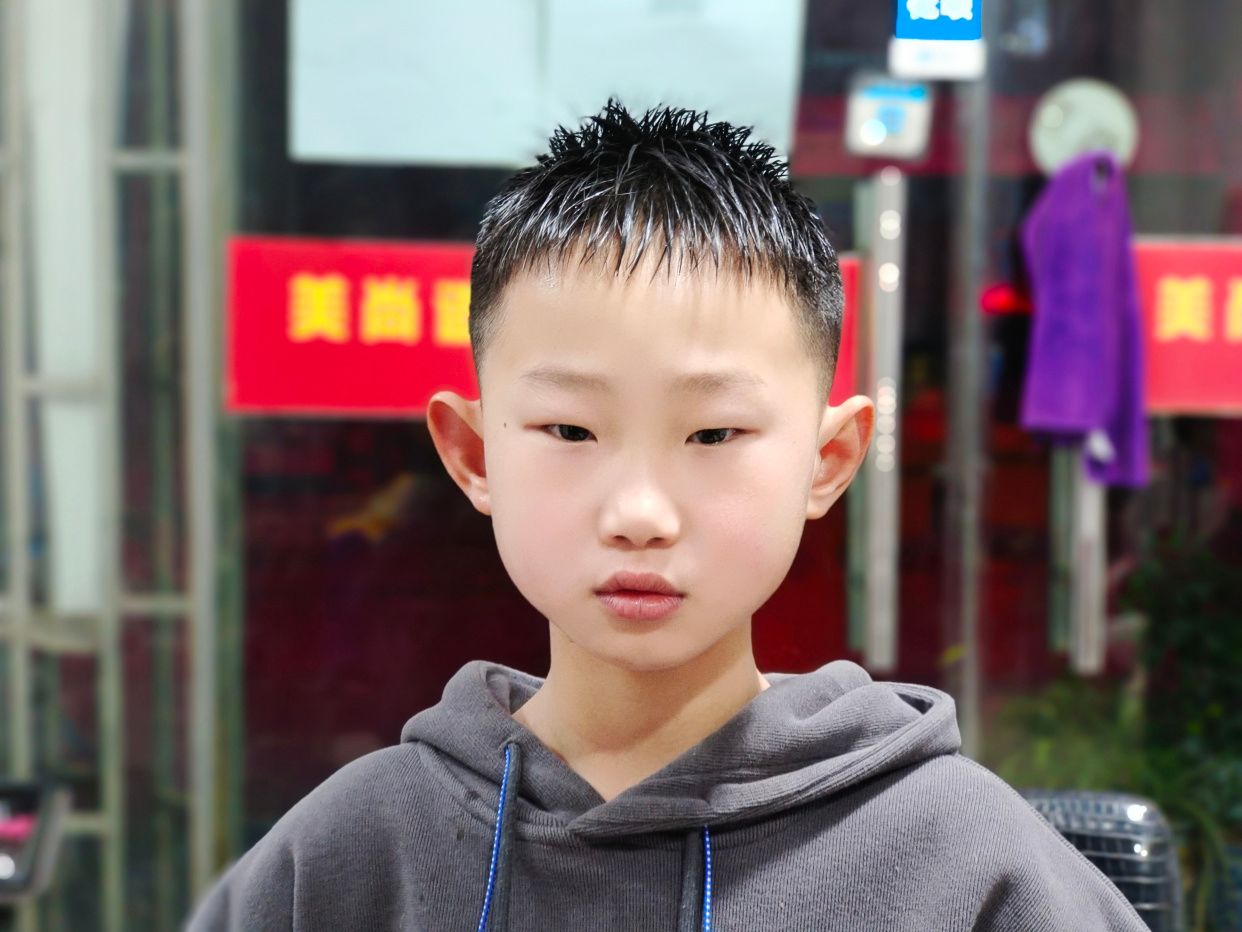 毛寸头是一种适合大多数小男孩的发型,清爽利落特别