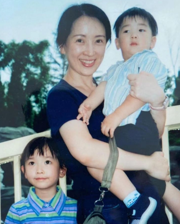 颜值出众外形帅气,被赞"翻版金秀贤"|龚慈恩|儿子|金秀贤_新浪新闻