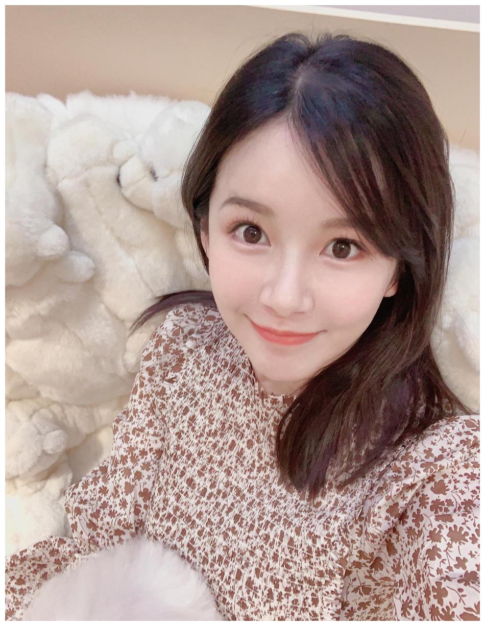 张子萱生二胎后晒近照,四肢纤细小v脸产后恢复快