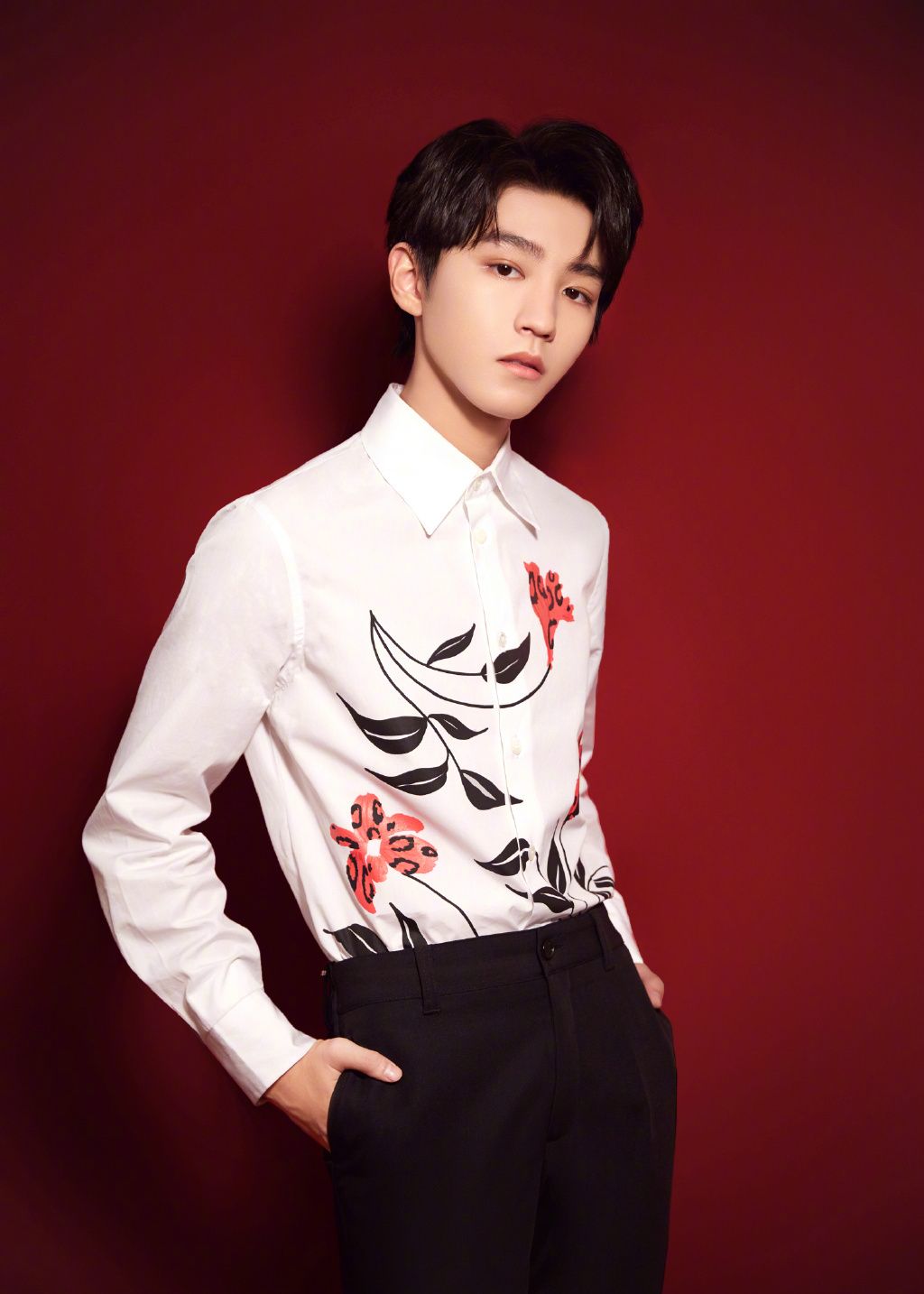 王俊凯元宵晚会造型,红色飞行员夹克,内搭印花白衬衫,俊逸风雅