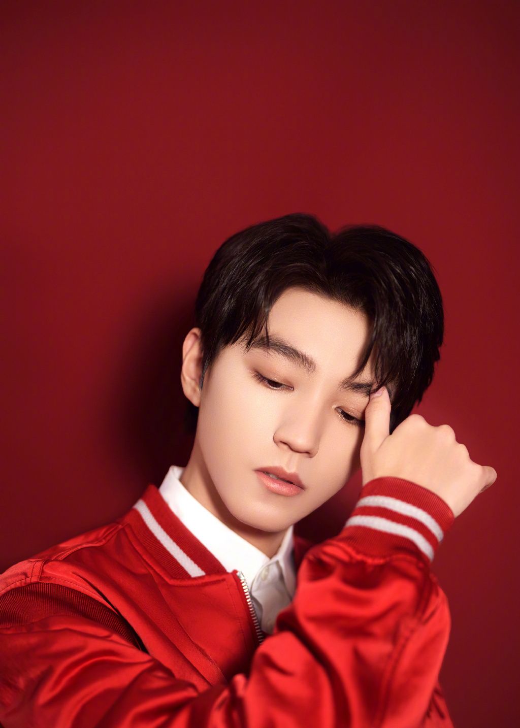 王俊凯元宵晚会造型,红色飞行员夹克,内搭印花白衬衫,俊逸风雅__财经