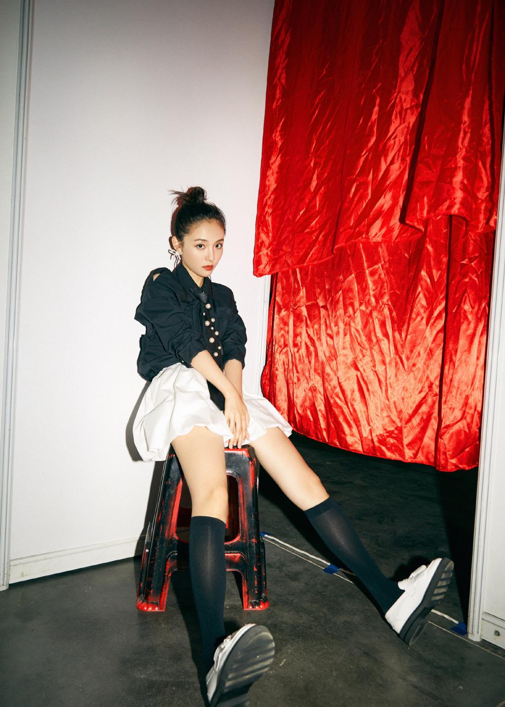 吴倩黑白俏皮套装合集